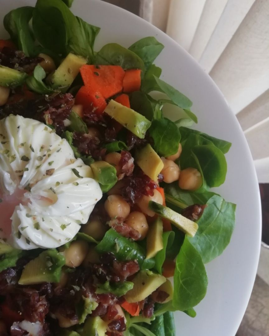 Ensalada con huevo poché