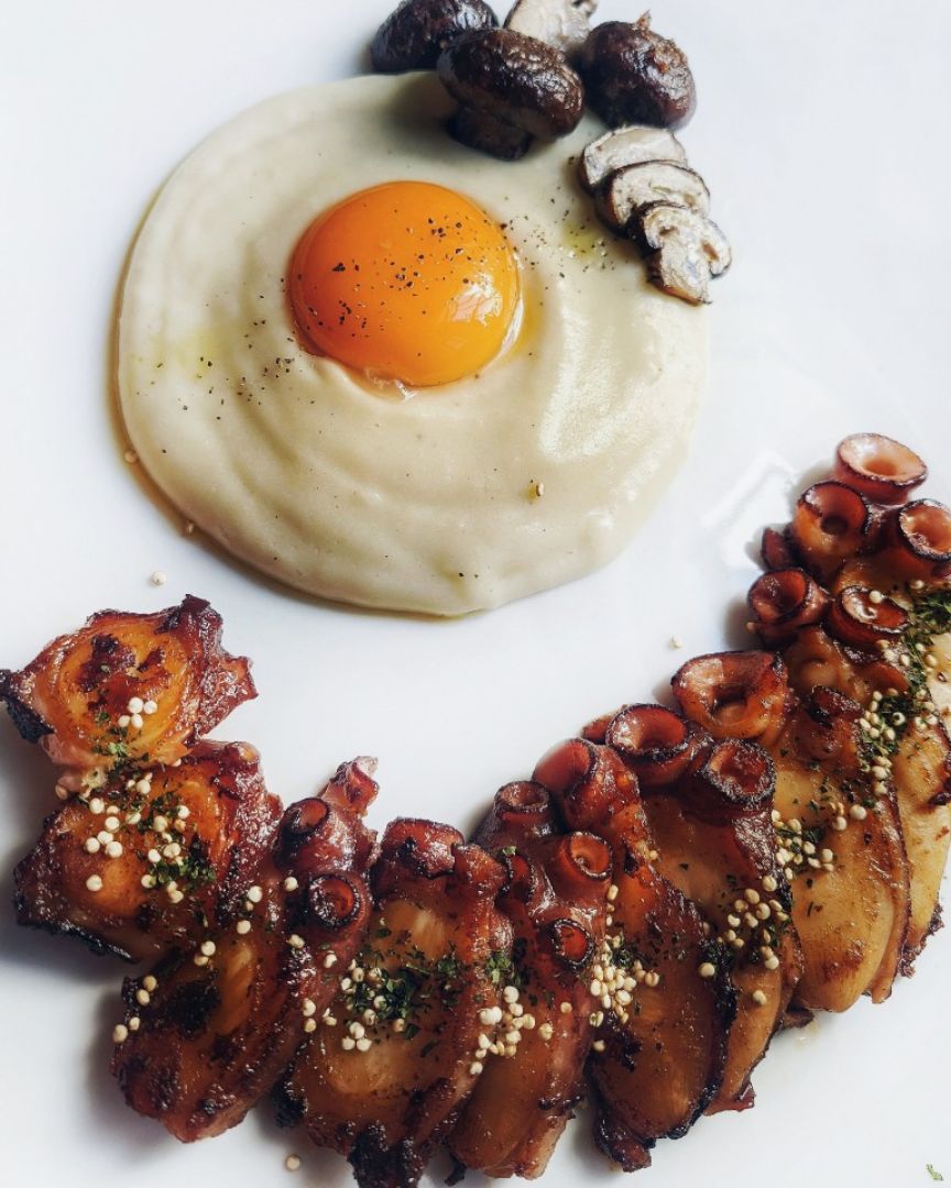 PULPO A LA PLANCHA CON PARMENTIER AL VINO Y CHAMPIÑONES PORTOBELLO AL AJILLO 🐙 PULPO A LA PLANCHA CON PARMENTIER AL VINO Y CHAMPIÑONES PORTOBELLO AL AJILLO 🐙