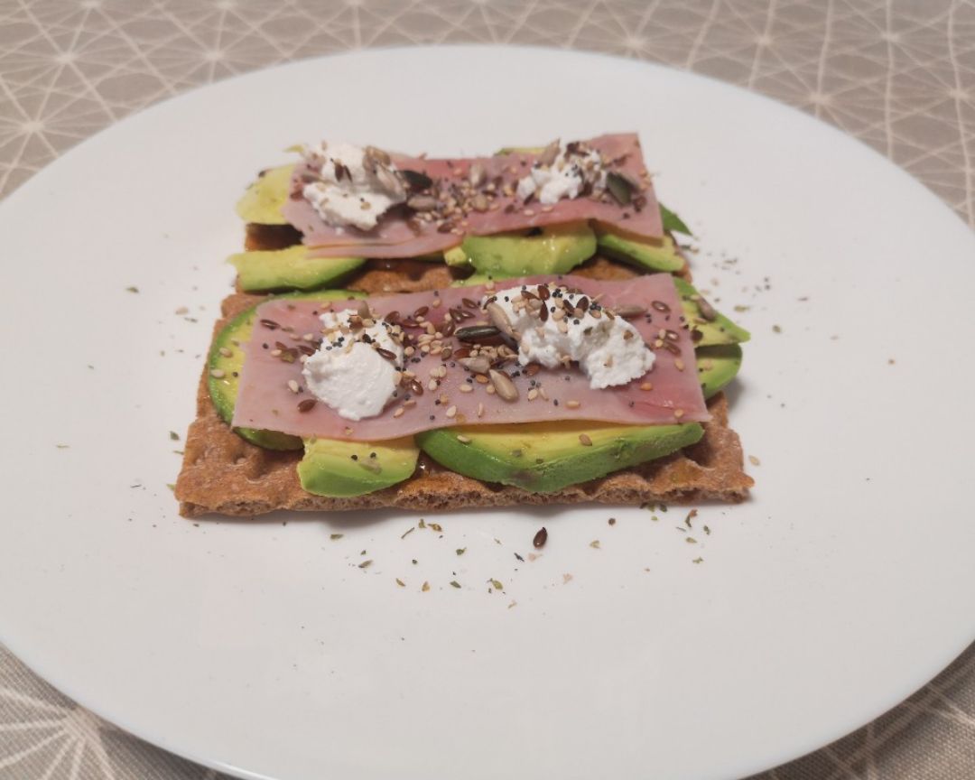 Tostadas de aguacate con york Tostadas de aguacate con york