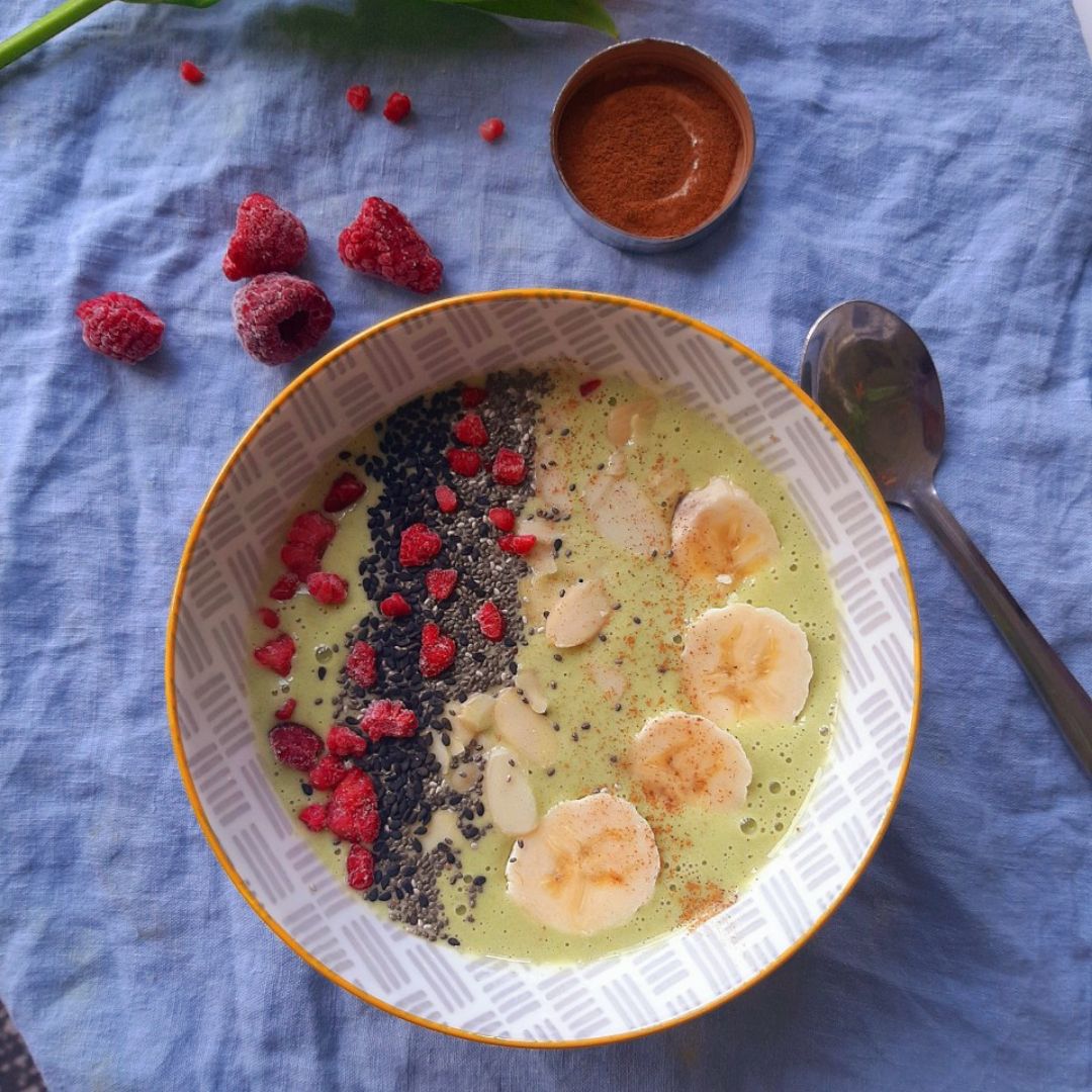 Green smoothie bowl Green smoothie bowl