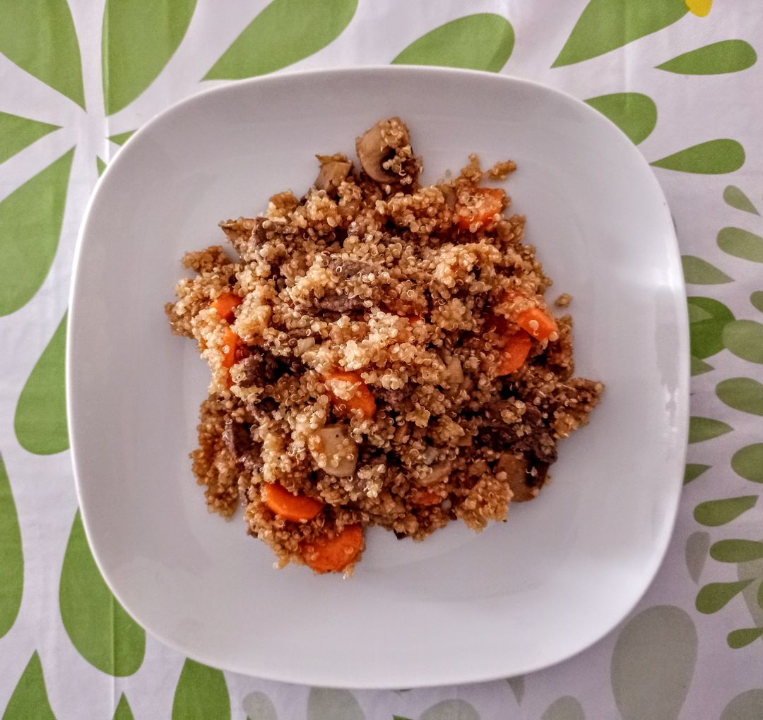 Quinoa con ternera ,chanpis, zanahoria y salsa de soja Quinoa con ternera ,chanpis, zanahoria y salsa de soja