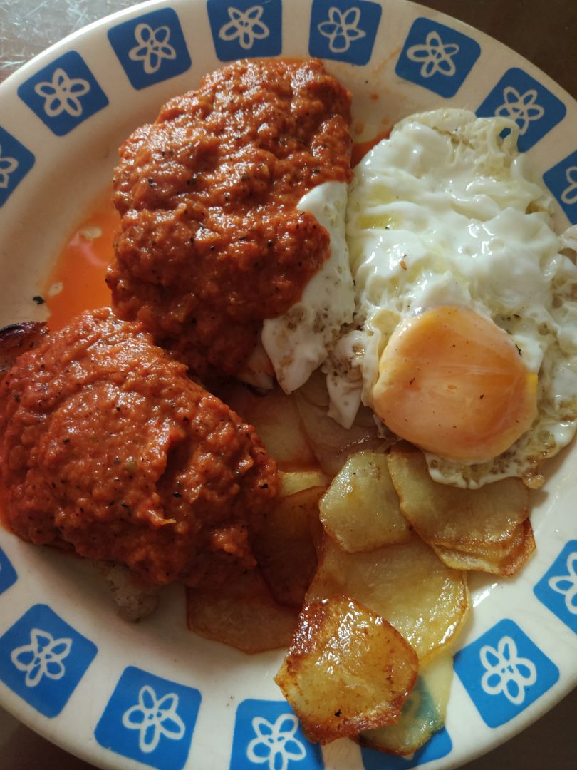 Rosada con salsa de pimientos. Rosada con salsa de pimientos.