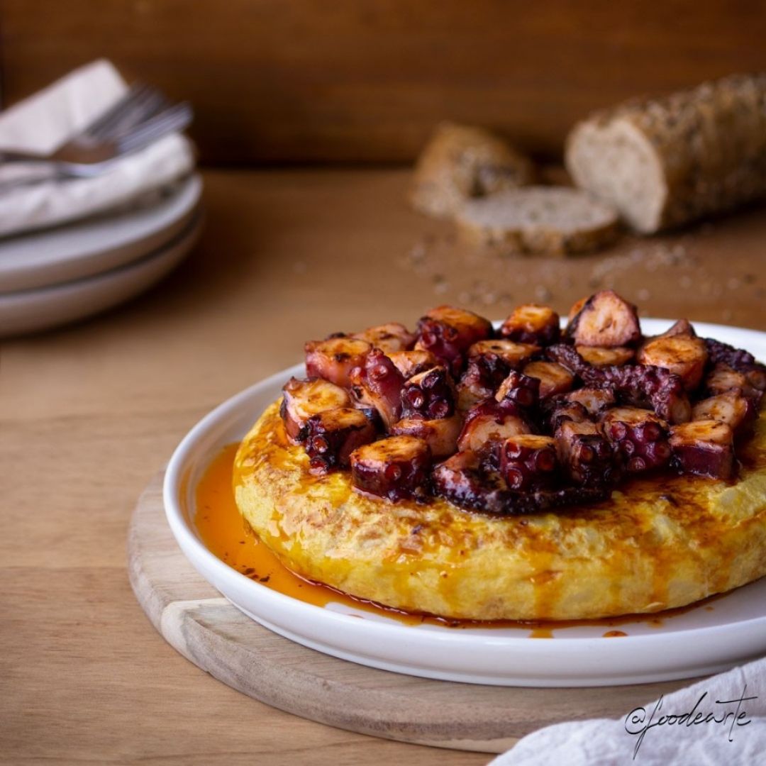 Pulpo á feira, emplatado con tortilla de patata. Pulpo á feira, emplatado con tortilla de patata.