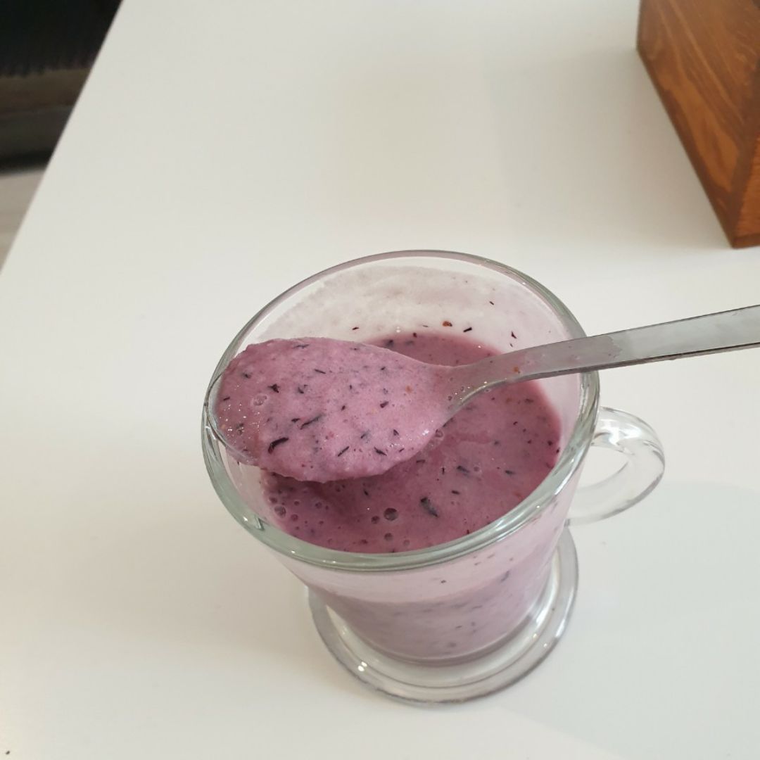 Helado cremoso de frutos rojos y plátano Helado cremoso de frutos rojos y plátano