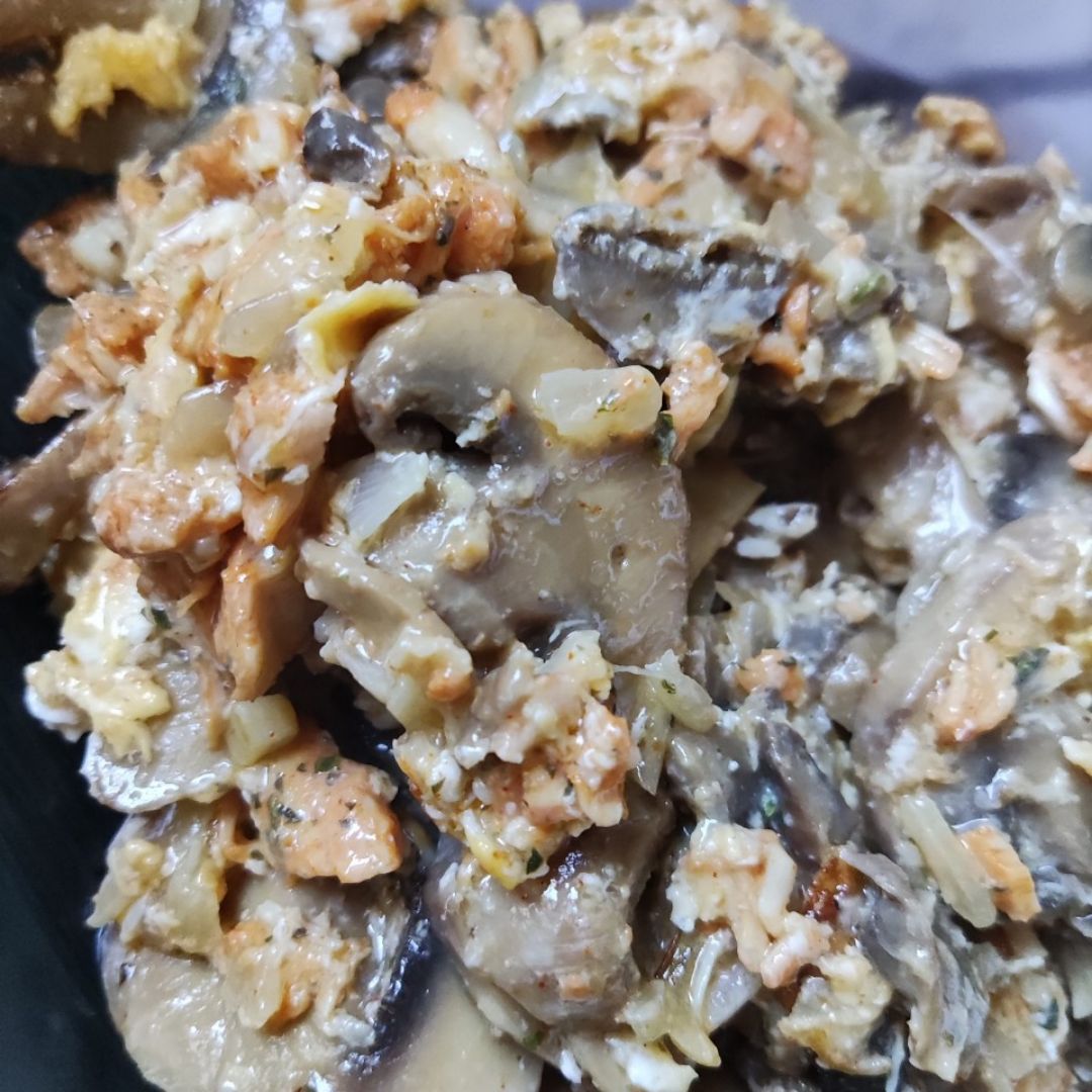 Revuelto de champiñones y pollo