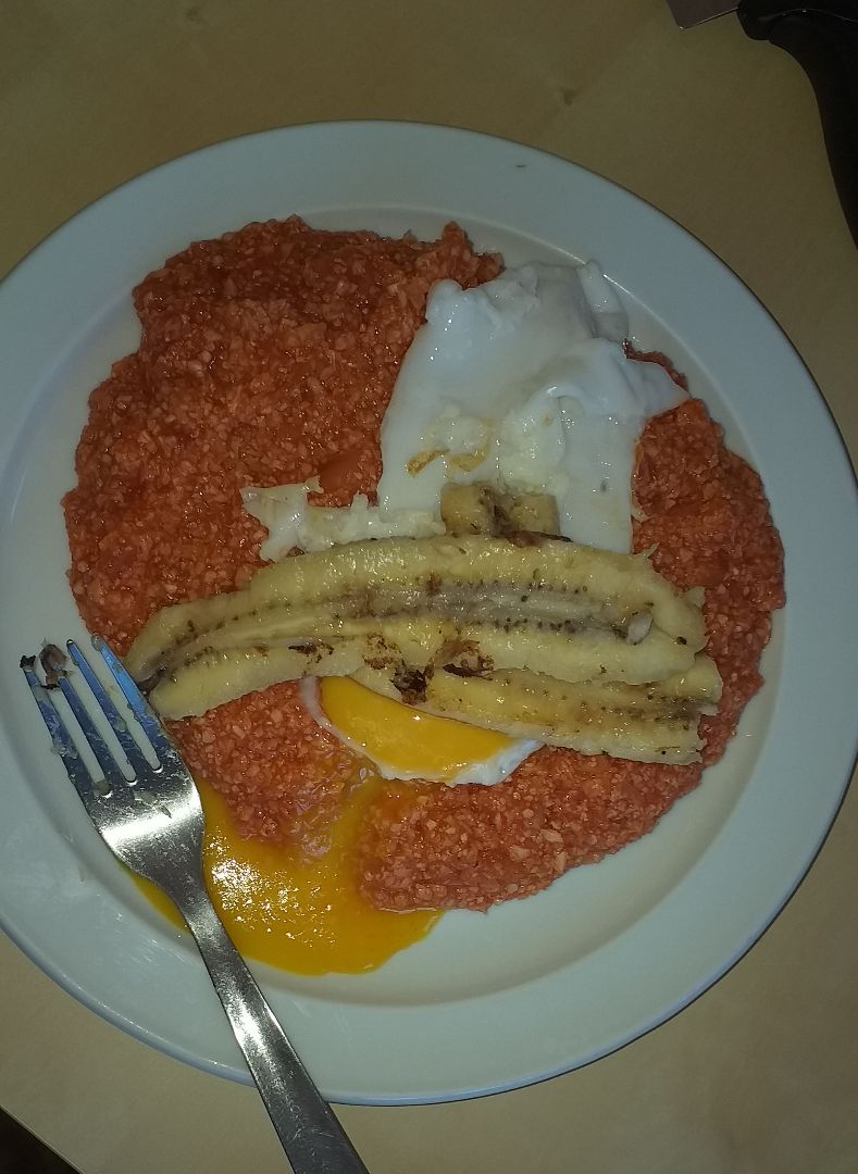 Arroz de coliflor a la cubana, con plátano y huevo. Arroz de coliflor a la cubana, con plátano y huevo.