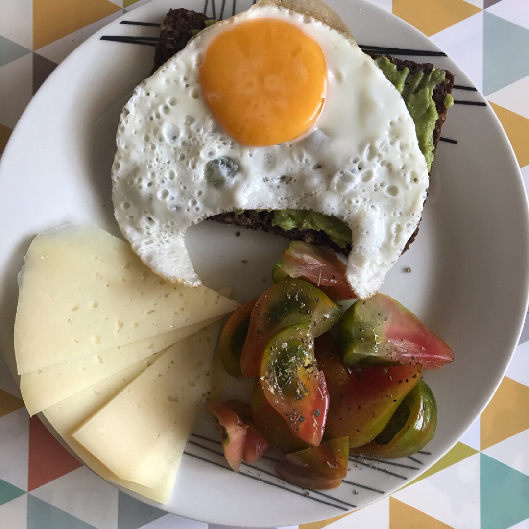 Tostada con huevo y ensalada