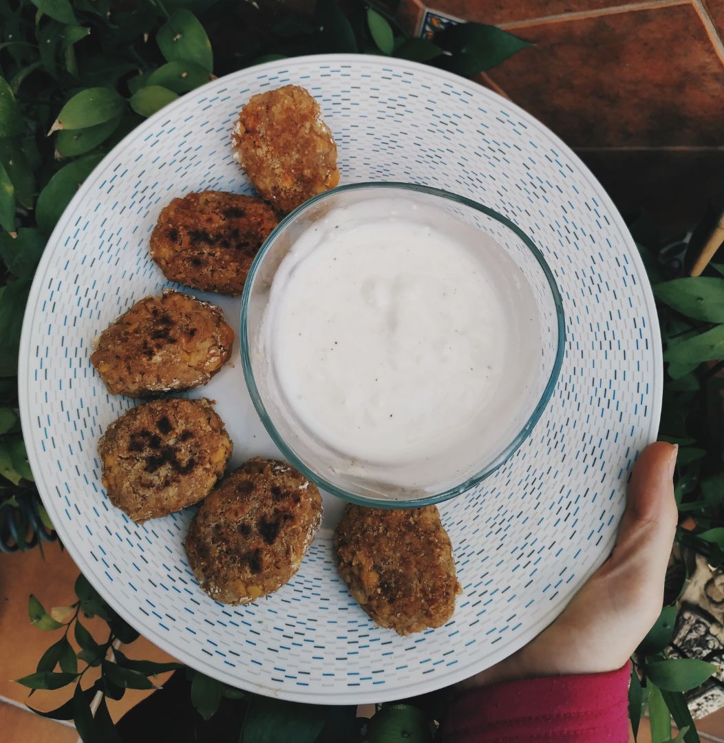 Nuggets veganos de garbanzos con salsa de yogur 💚 Nuggets veganos de garbanzos con salsa de yogur 💚