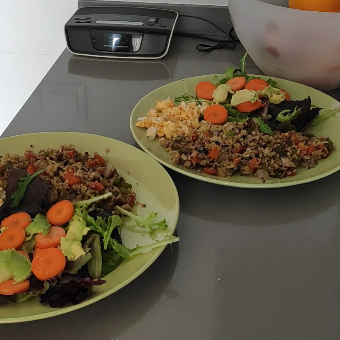 Quinoa con verduras, ensalada y huevos revueltos