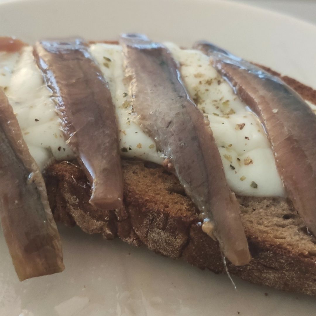 Tosta de mozzarella, orégano y anchoas de Santoña. Tosta de mozzarella, orégano y anchoas de Santoña.