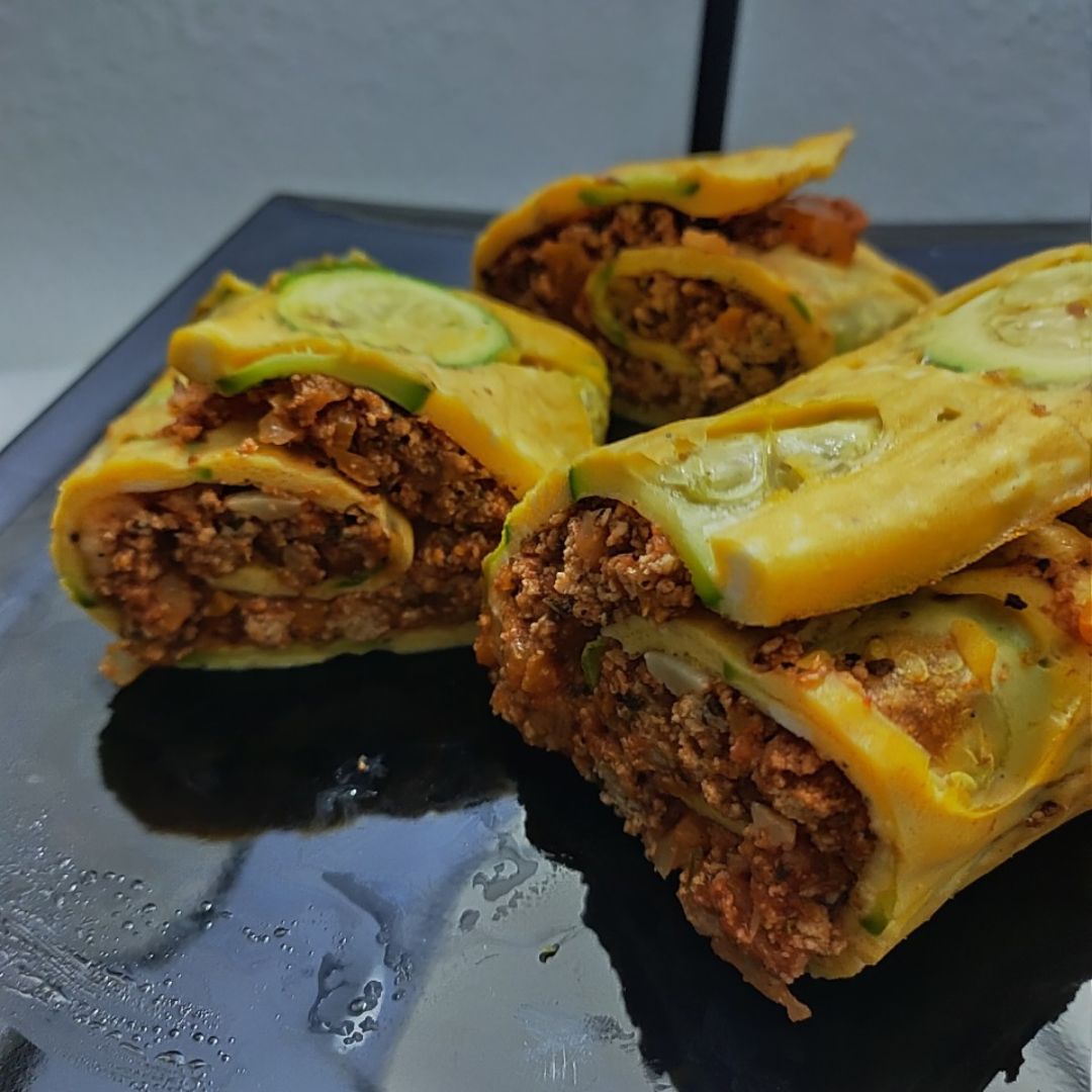 Rollitos de huevo y calabacín con boloñesa Rollitos de huevo y calabacín con boloñesa
