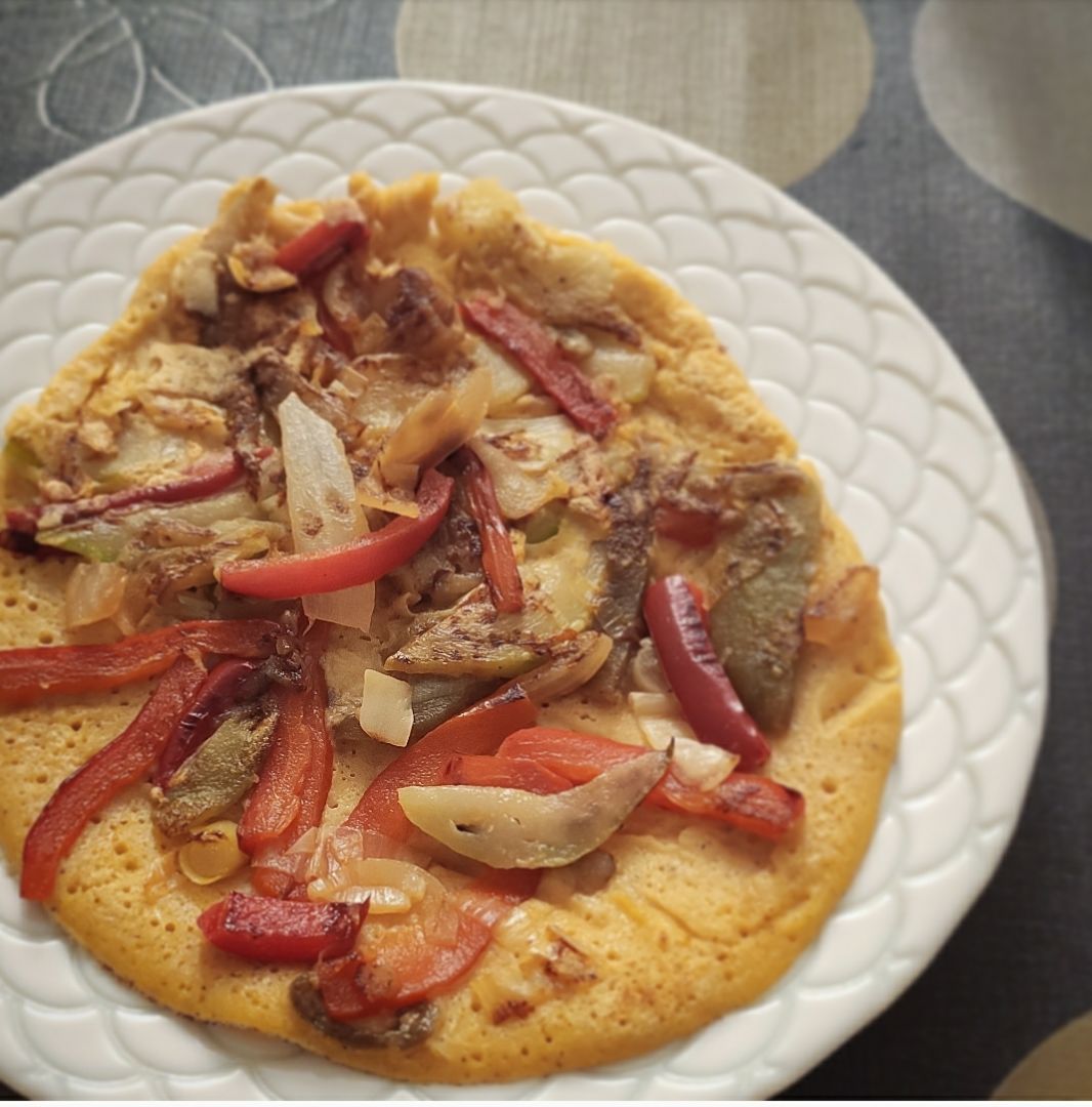 Mini pizza de harina de garbanzos sin horno.