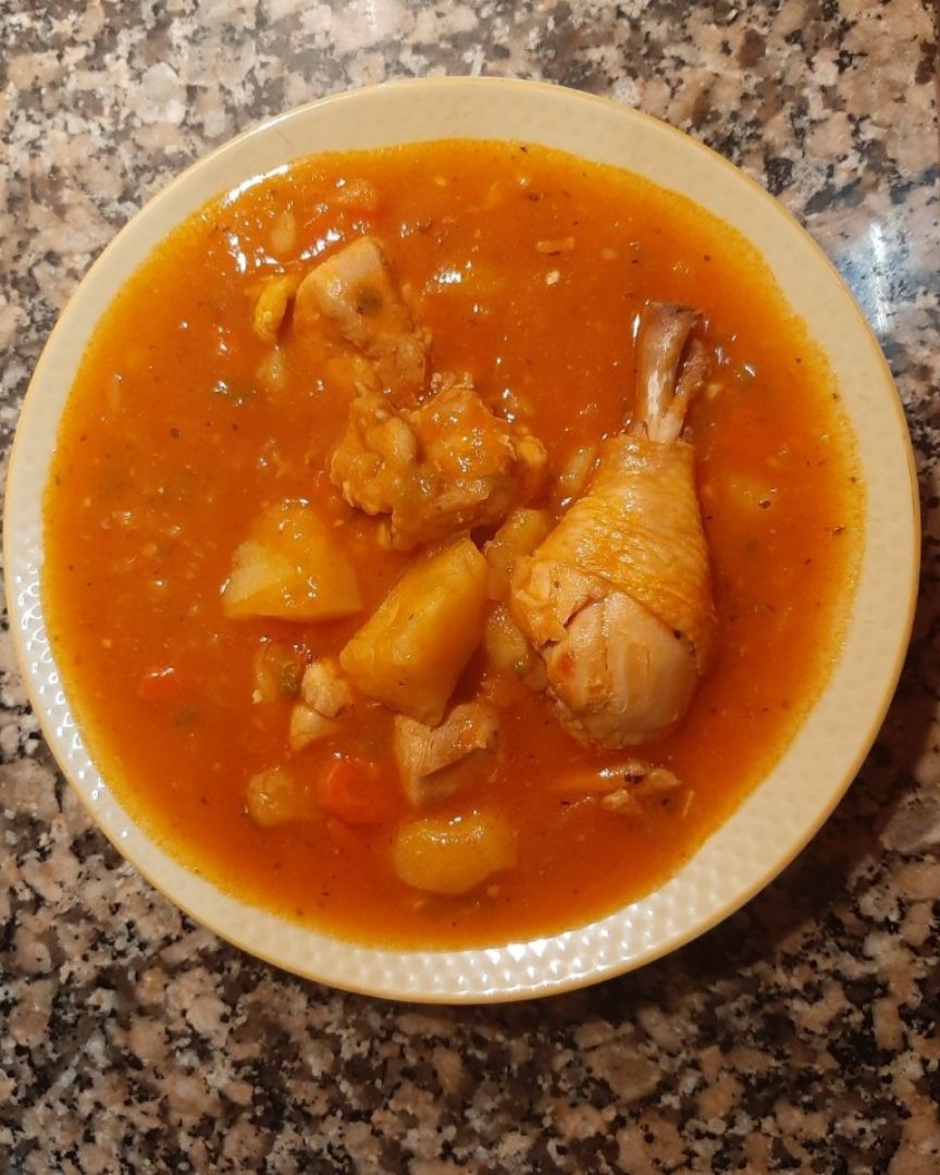 Guisado de pollo y conejo. Guisado de pollo y conejo.