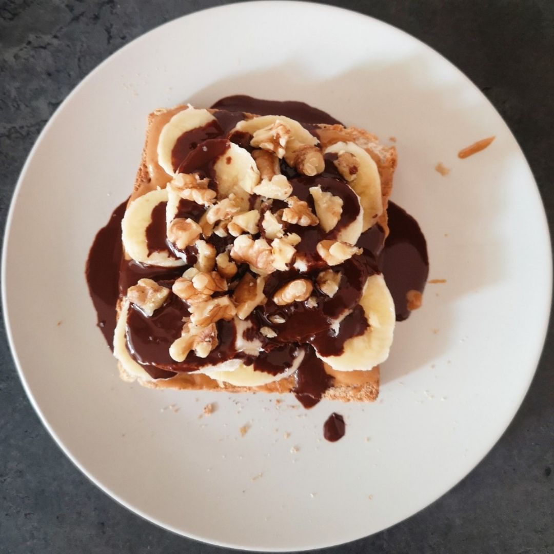 Tostada con crema de cacahuete, plátano y chocolate Tostada con crema de cacahuete, plátano y chocolate