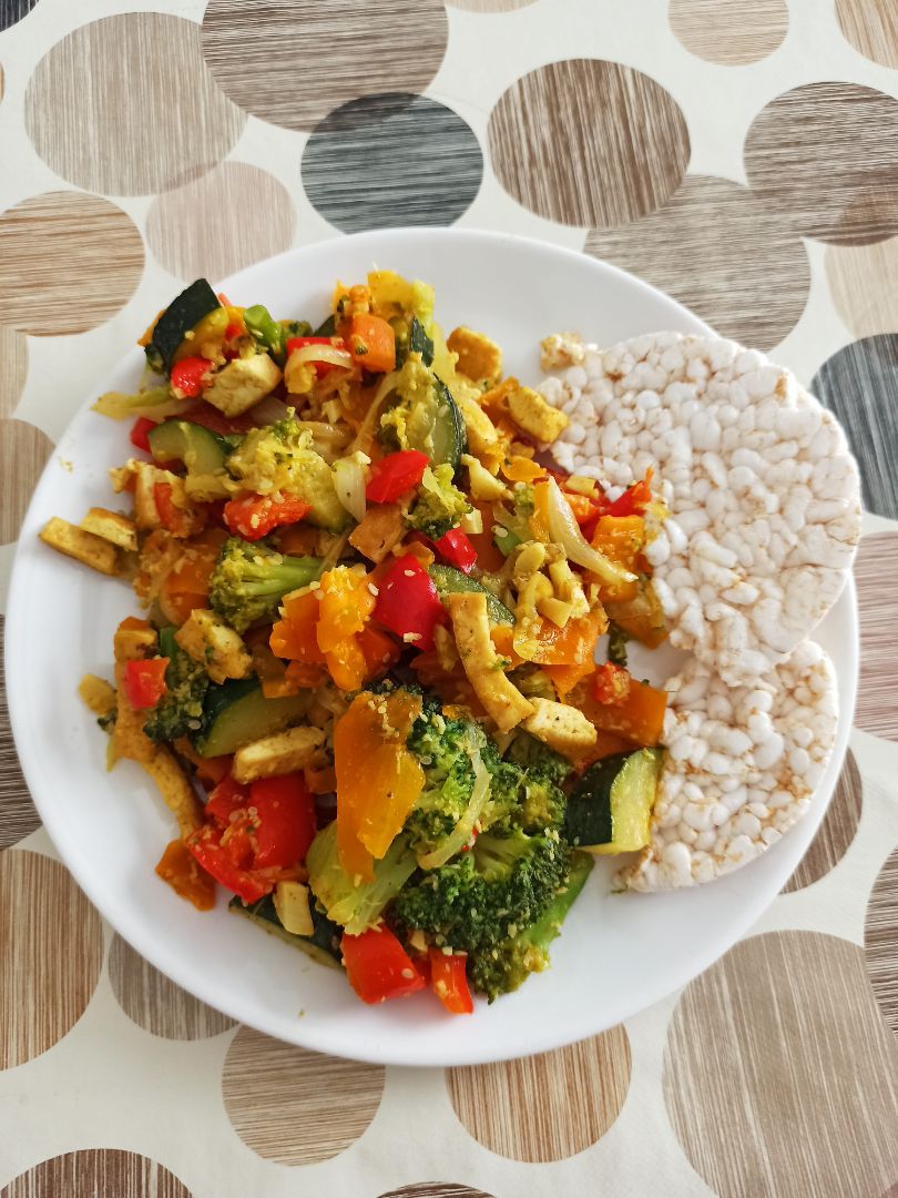 Tofu al curry con verduras Tofu al curry con verduras