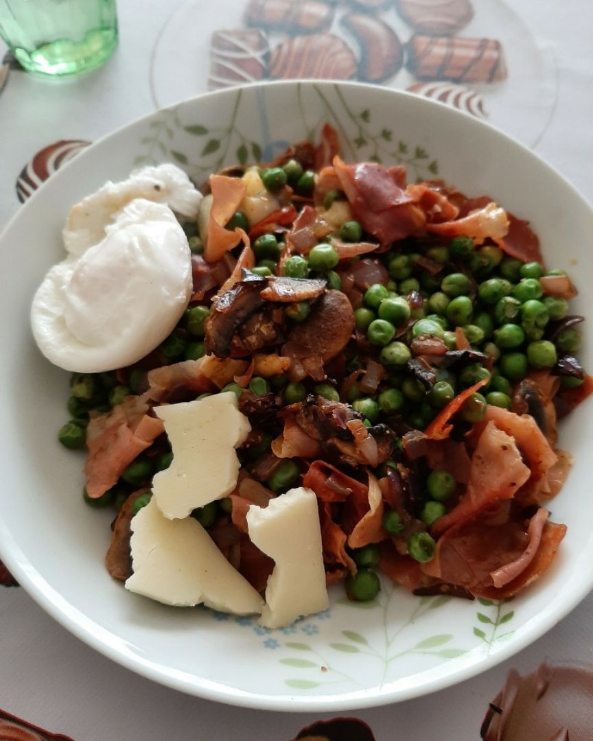 Guisantes con jamon y huevo poché Guisantes con jamon y huevo poché