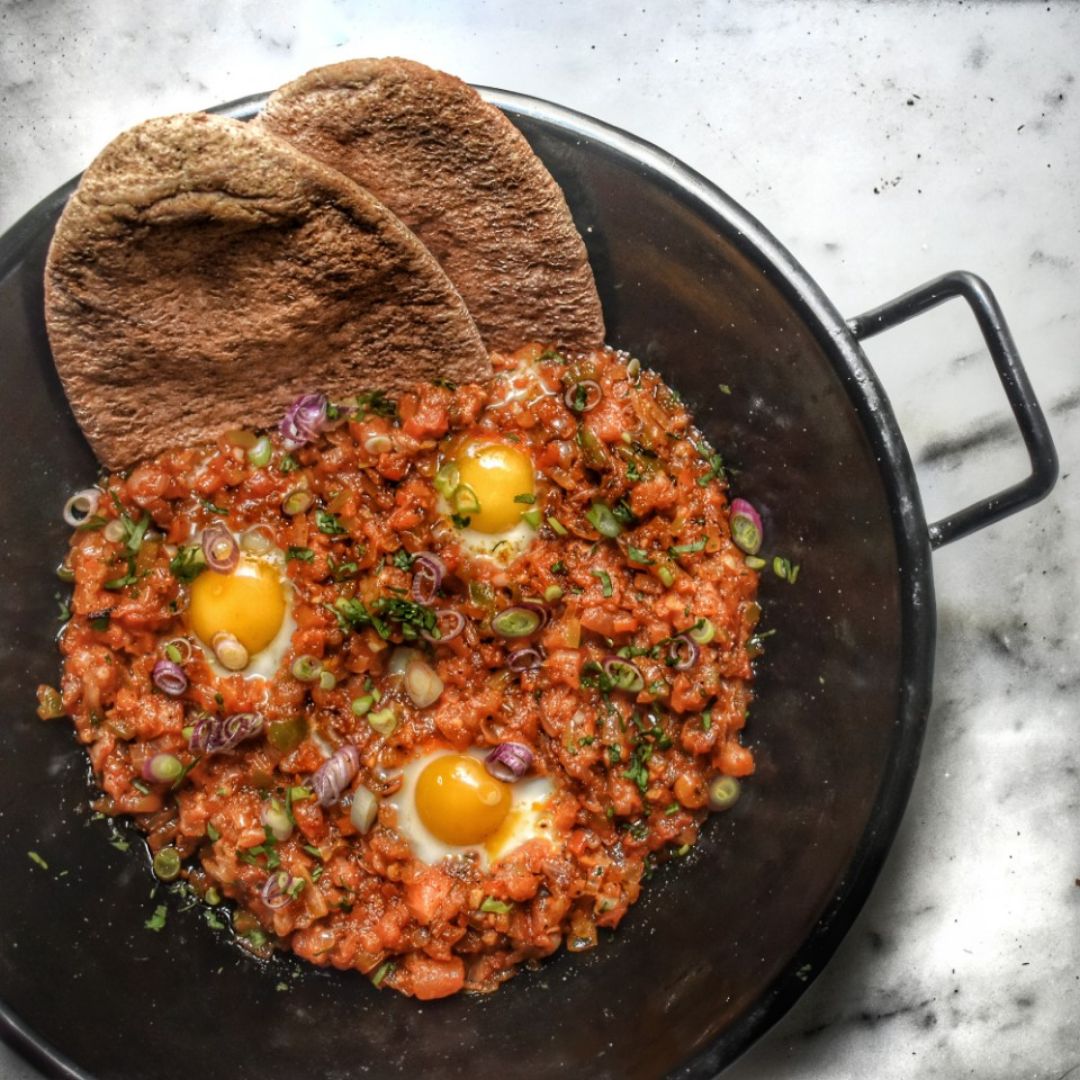 Shakshuka con huevos de codorniz y pan de pita 🍳 Shakshuka con huevos de codorniz y pan de pita 🍳