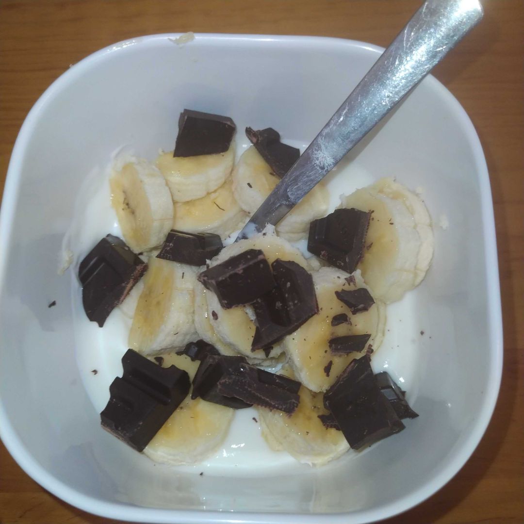 Bol de yogurt desnatado con plátano y chocolate 82%