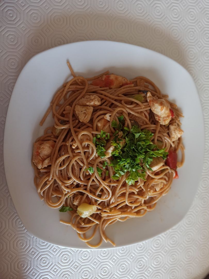Spaghetti integral con pisto y Pollo