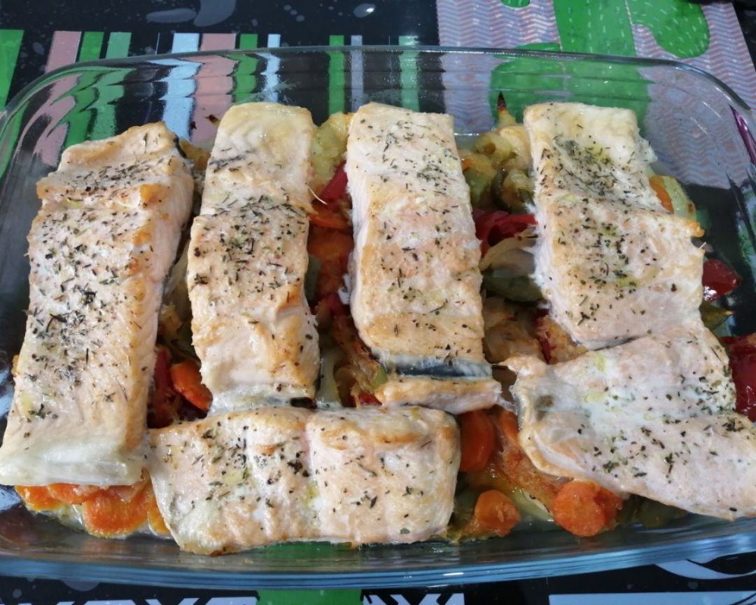 Salmón con verduras y patata Salmón con verduras y patata