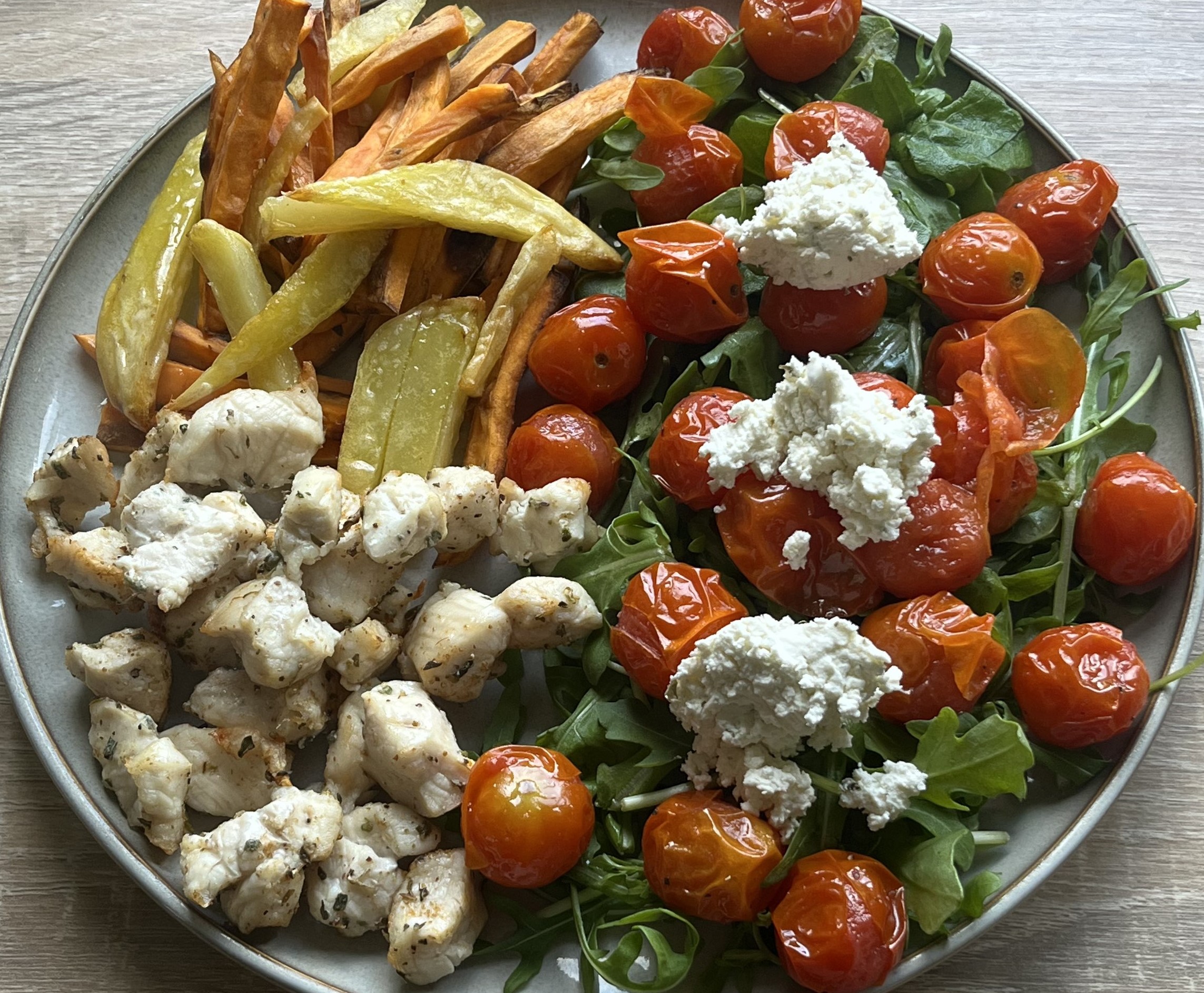 Ensalada con pollo y patatas