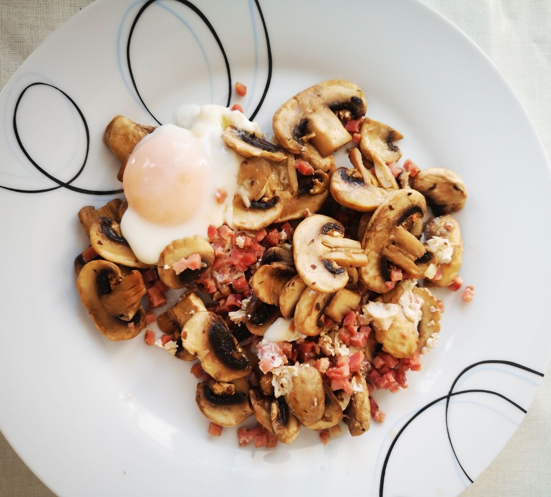 Champiñones con jamón y huevo Champiñones con jamón y huevo