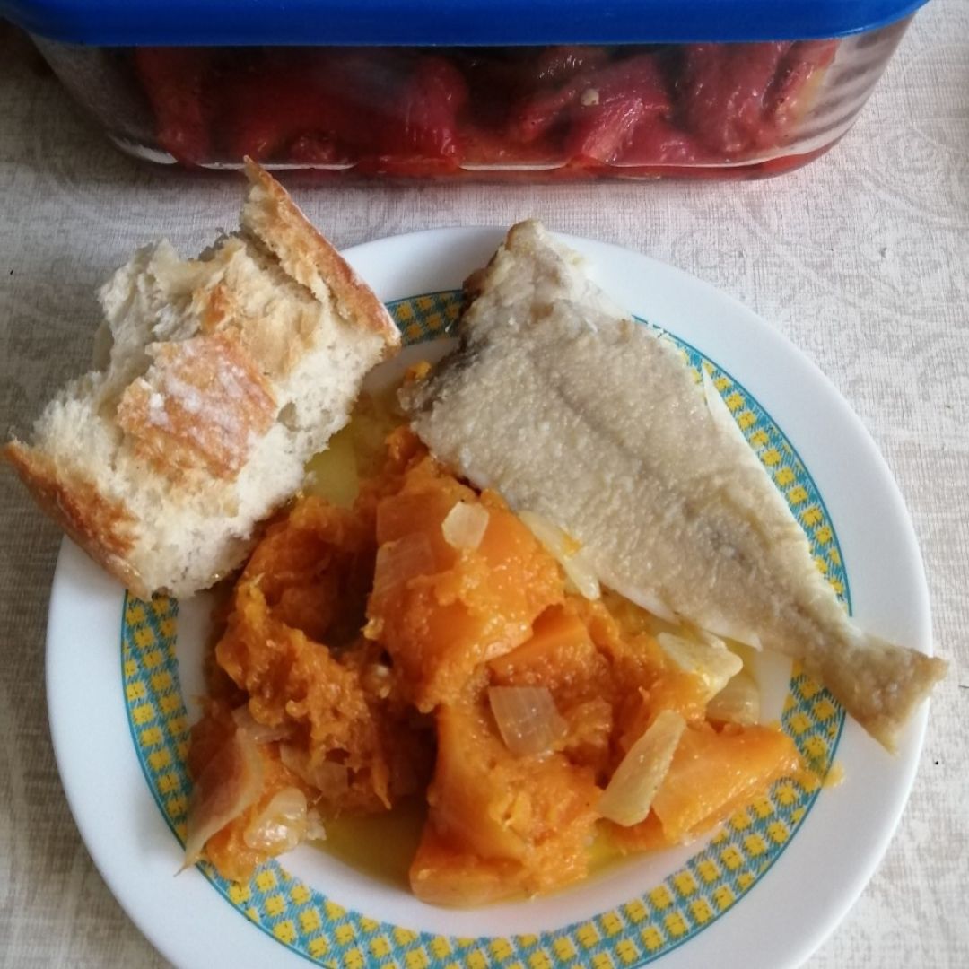 Lenguado con calabaza encebollada y pimientos rojos asados Lenguado con calabaza encebollada y pimientos rojos asados