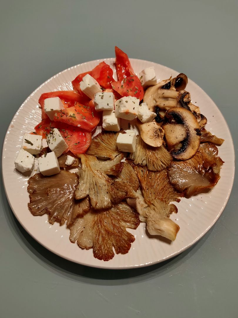 SETAS con tomate y queso feta. SETAS con tomate y queso feta.