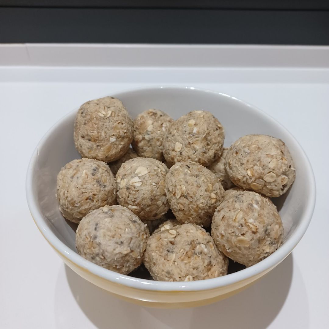 Bolitas de manzana, avena y coco. Bolitas de manzana, avena y coco.