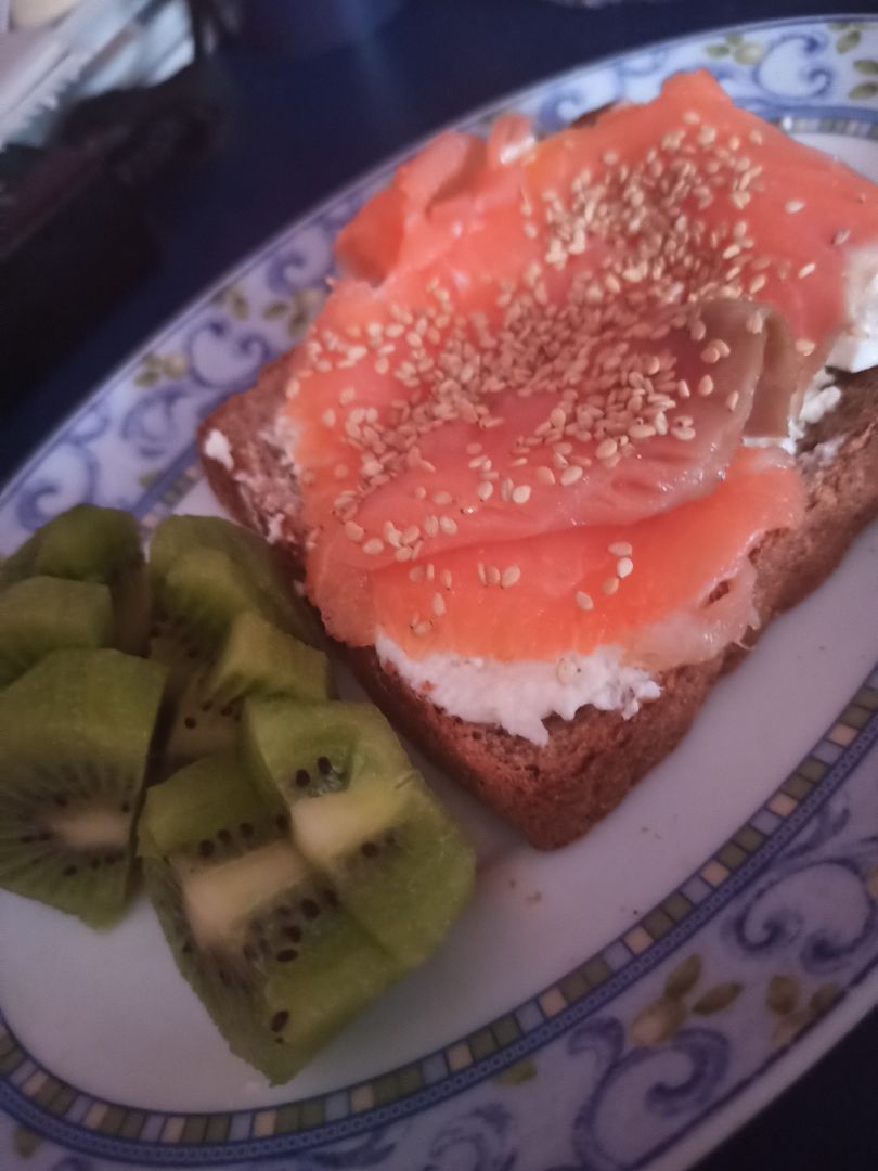 Tostada integral de queso con salmón y kiwi Tostada integral de queso con salmón y kiwi