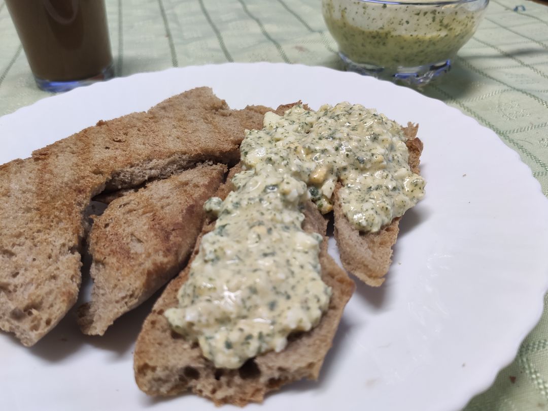 Tostas con salsa de huevo y perejil Tostas con salsa de huevo y perejil
