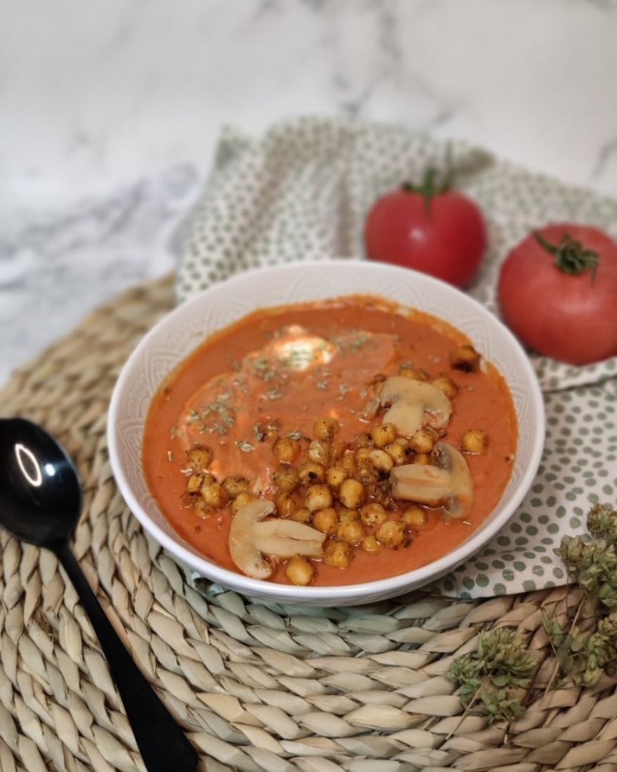 Crema de tomate con garbanzos especiados