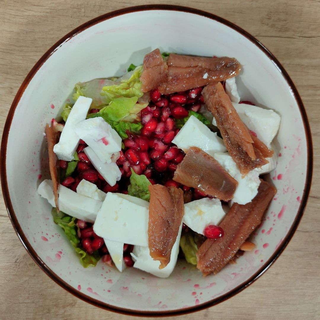 Ensalada de granada y sardina anchoada Ensalada de granada y sardina anchoada