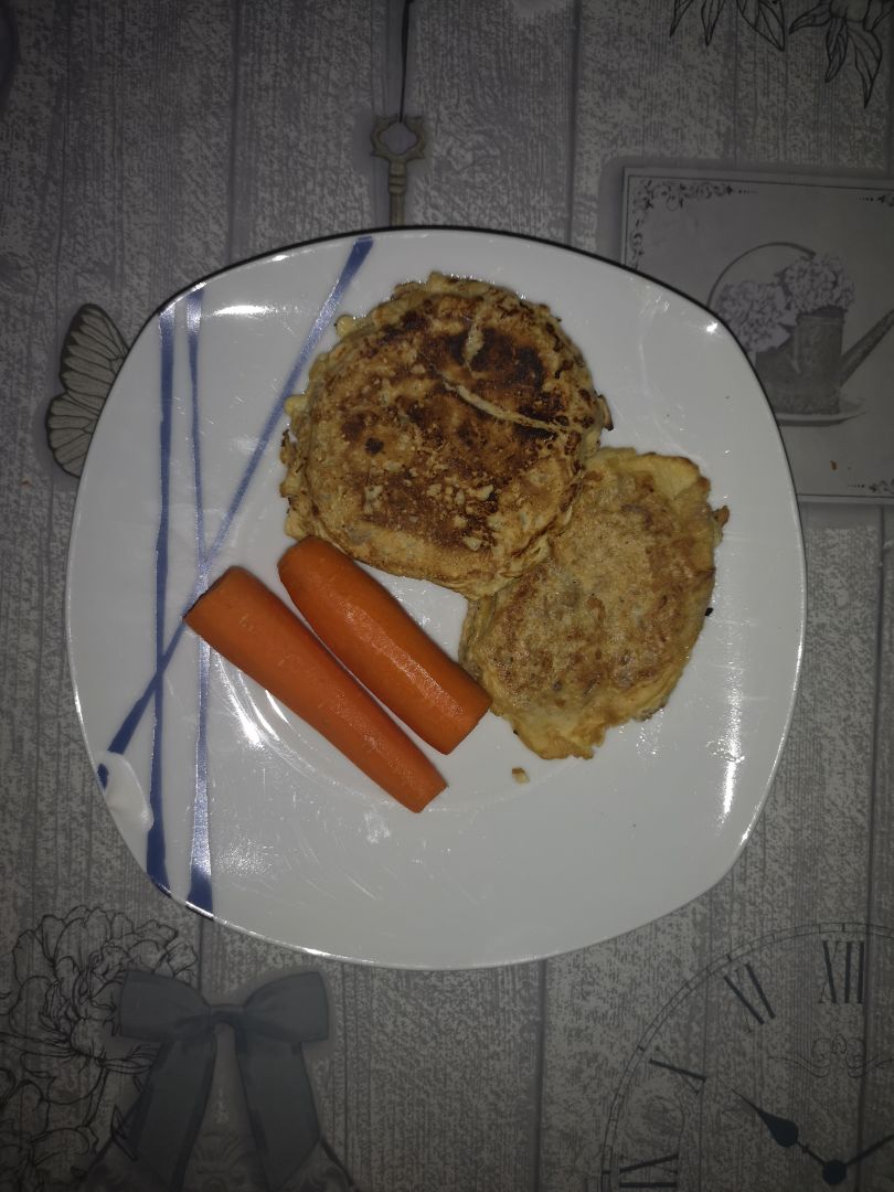 Hamburguesas de atún y zanahorias de acompañamiento 
