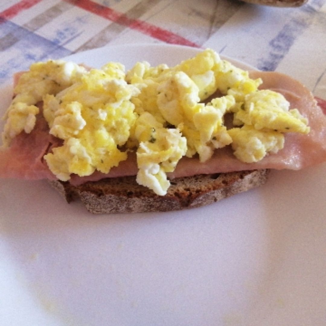 Tostada de huevo, queso fresco y jamón york