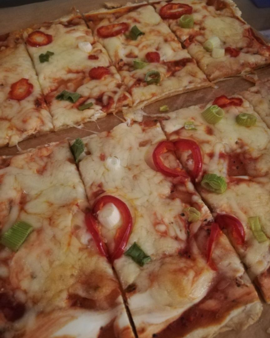 Pizza/Flankuchen con masa de empanada skir y muzarella 