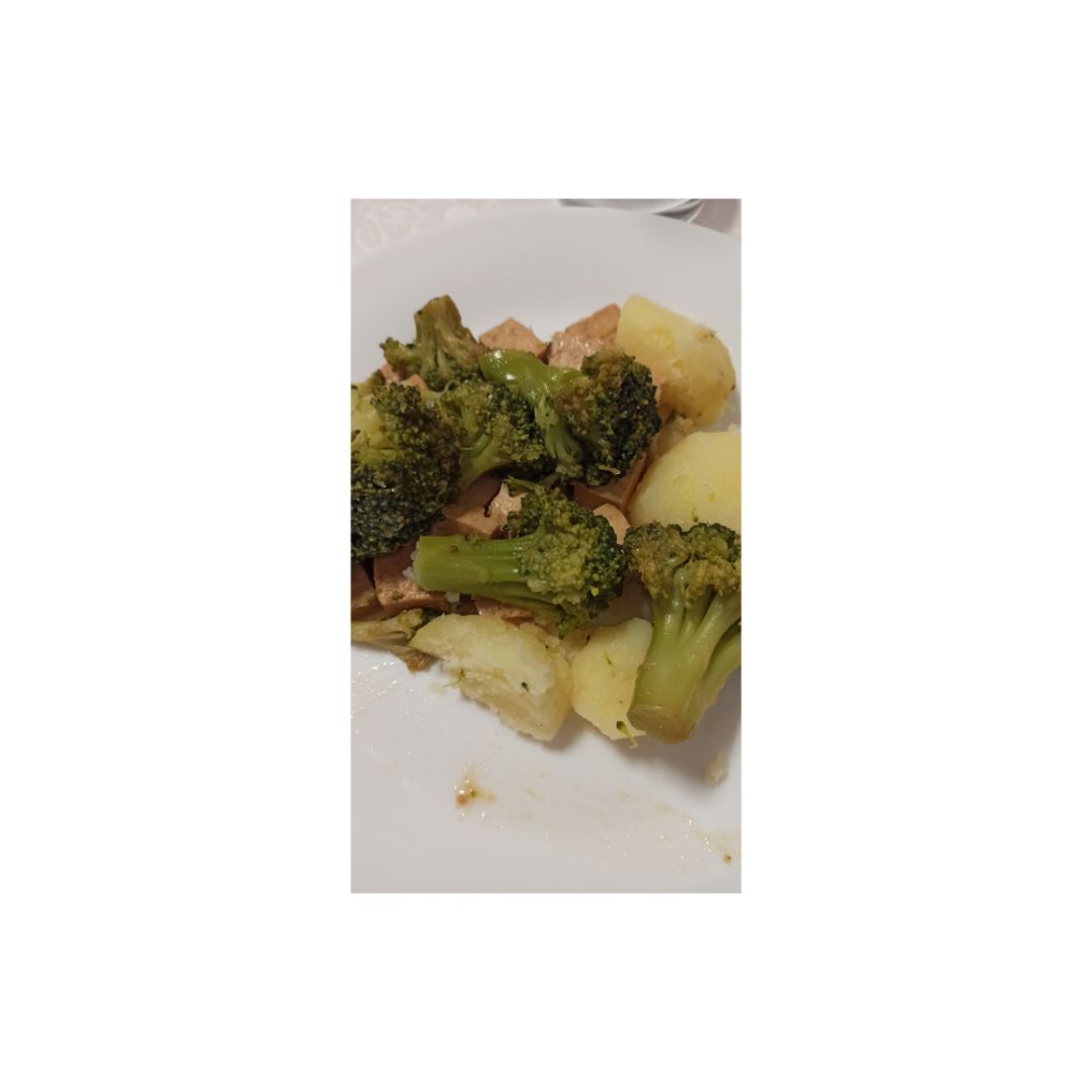 Brócoli con tofu en salsa de soja y patata cocida Brócoli con tofu en salsa de soja y patata cocida