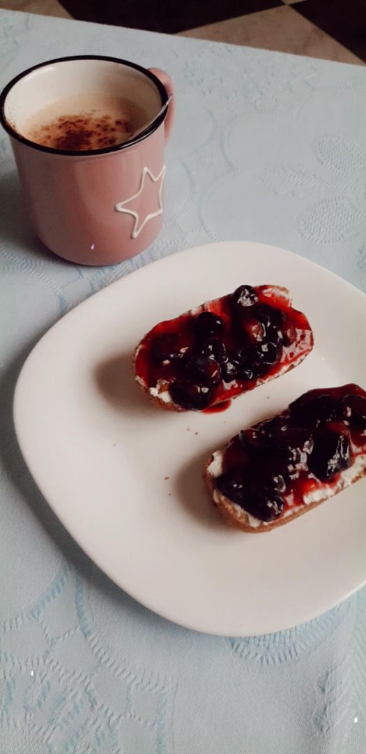 Tostadas queso y mermelada