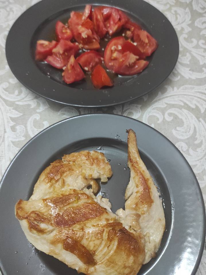 Pechuga a la plancha con tomate del huerto