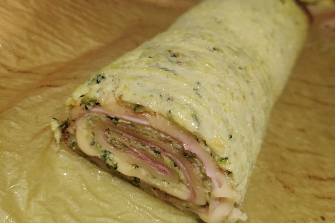 Pionono de calabacín relleno de jamón y queso Pionono de calabacín relleno de jamón y queso