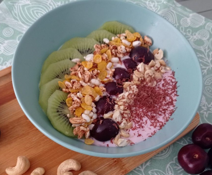 Yogur de cereza con fruta y cereales Yogur de cereza con fruta y cereales