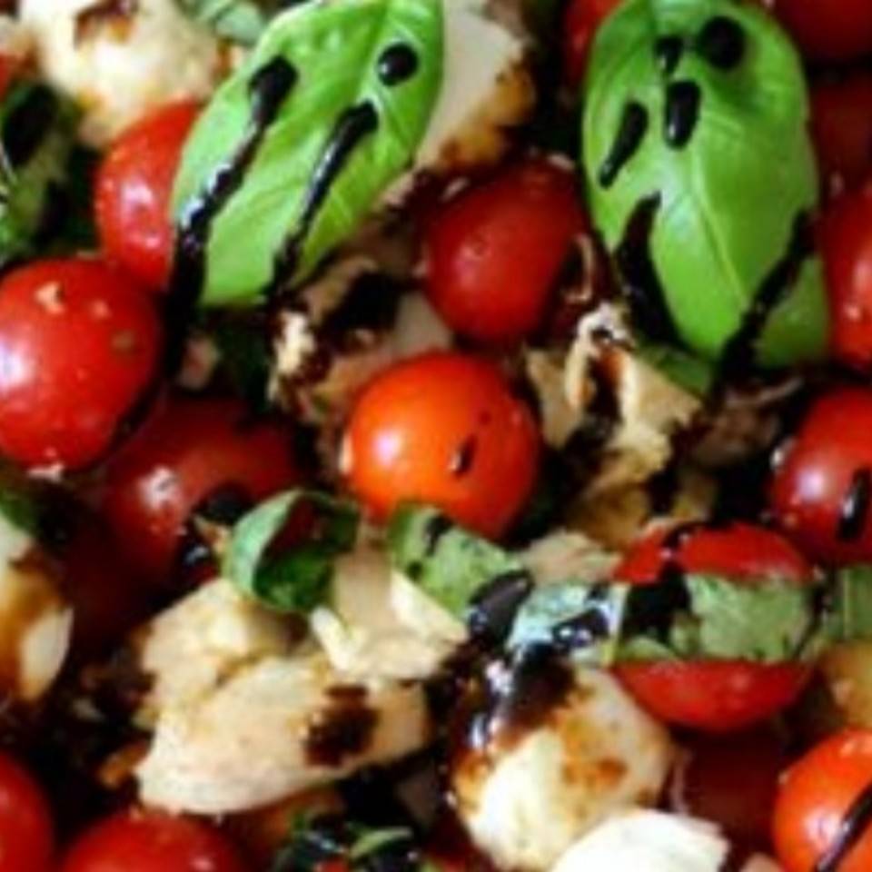 Ensalada queso cottage, pollo y cherry