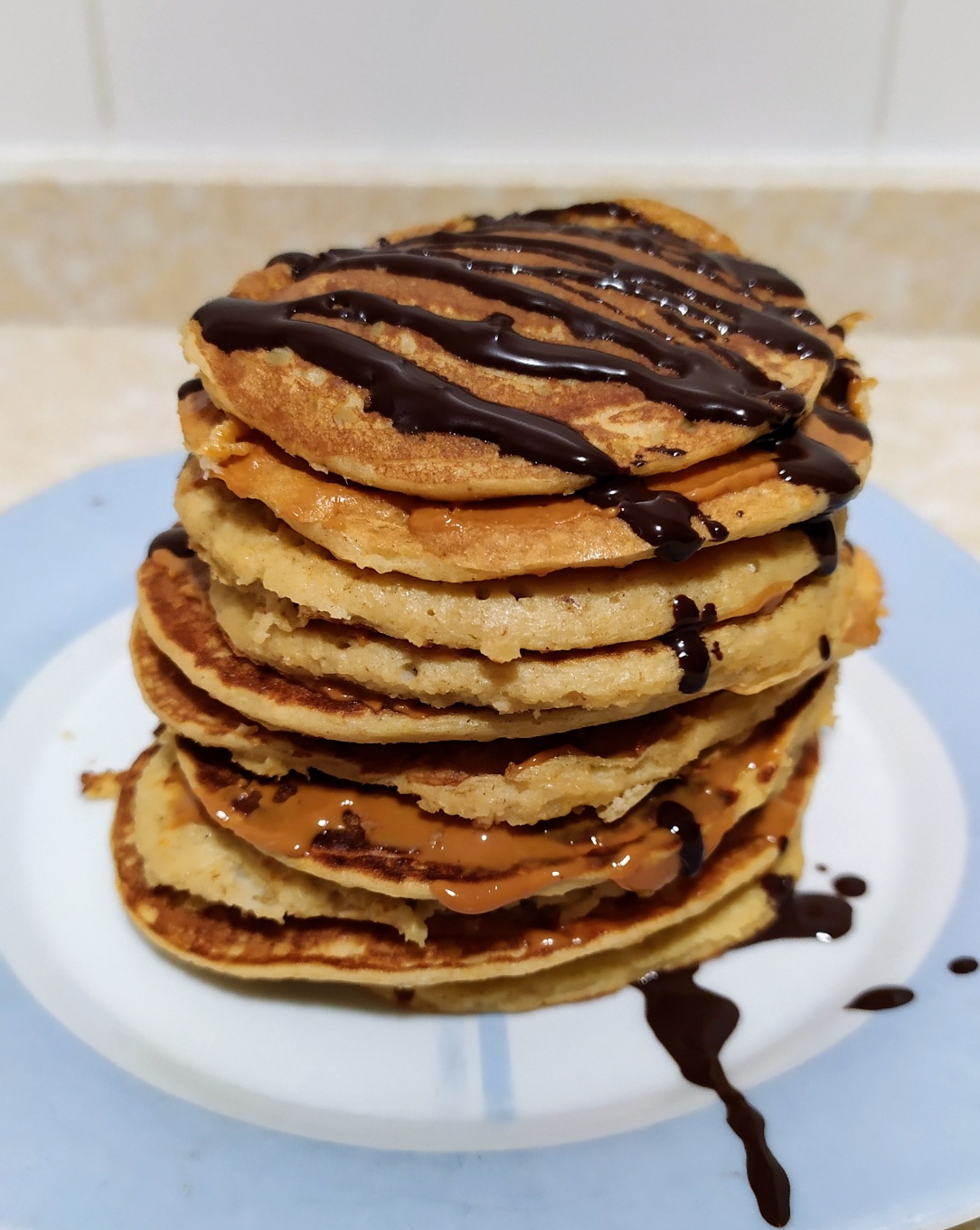 Tortitas de manzana con chocolate y crema de cacahuete Tortitas de manzana con chocolate y crema de cacahuete