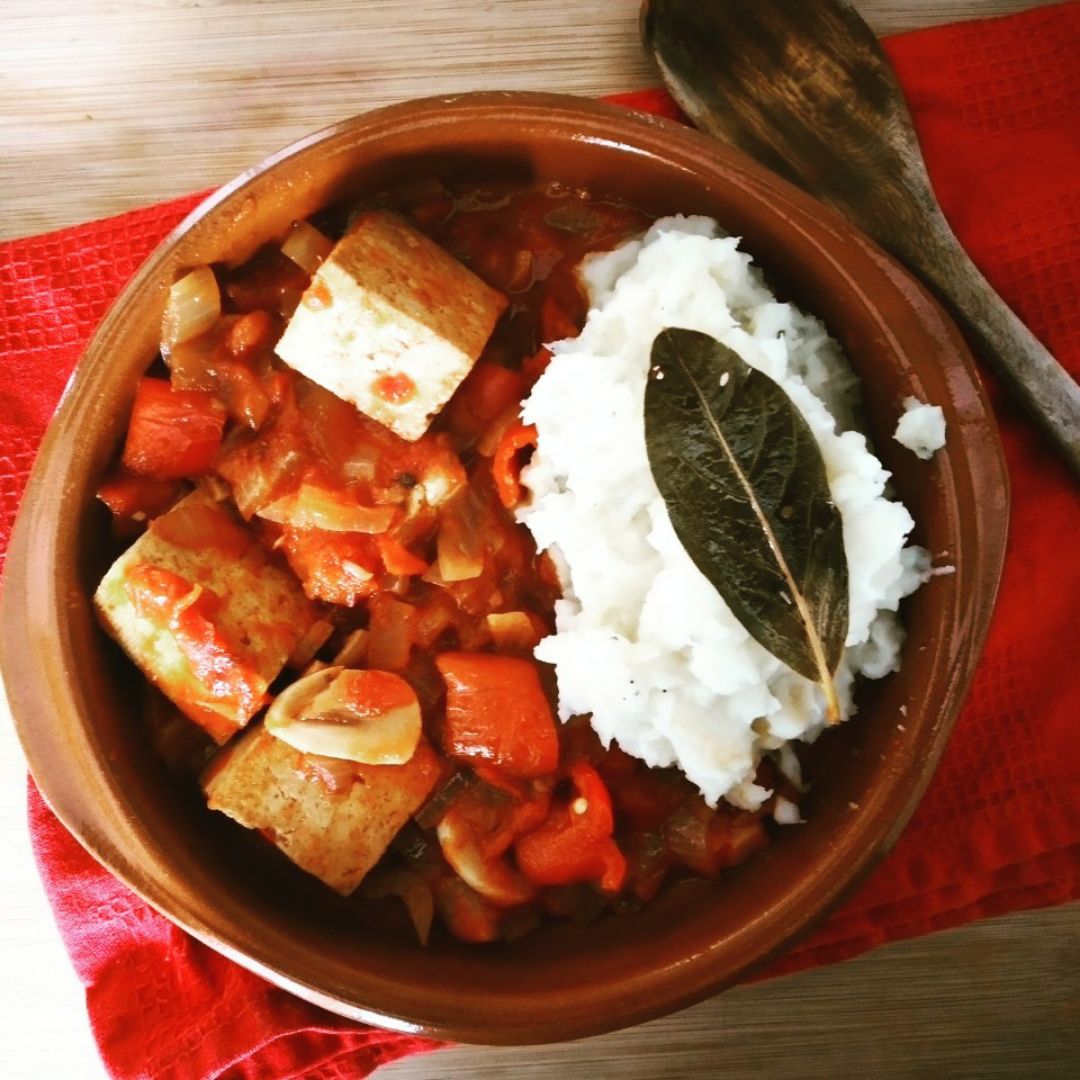 Goulash de tofu marinado, y puré de patata Goulash de tofu marinado, y puré de patata
