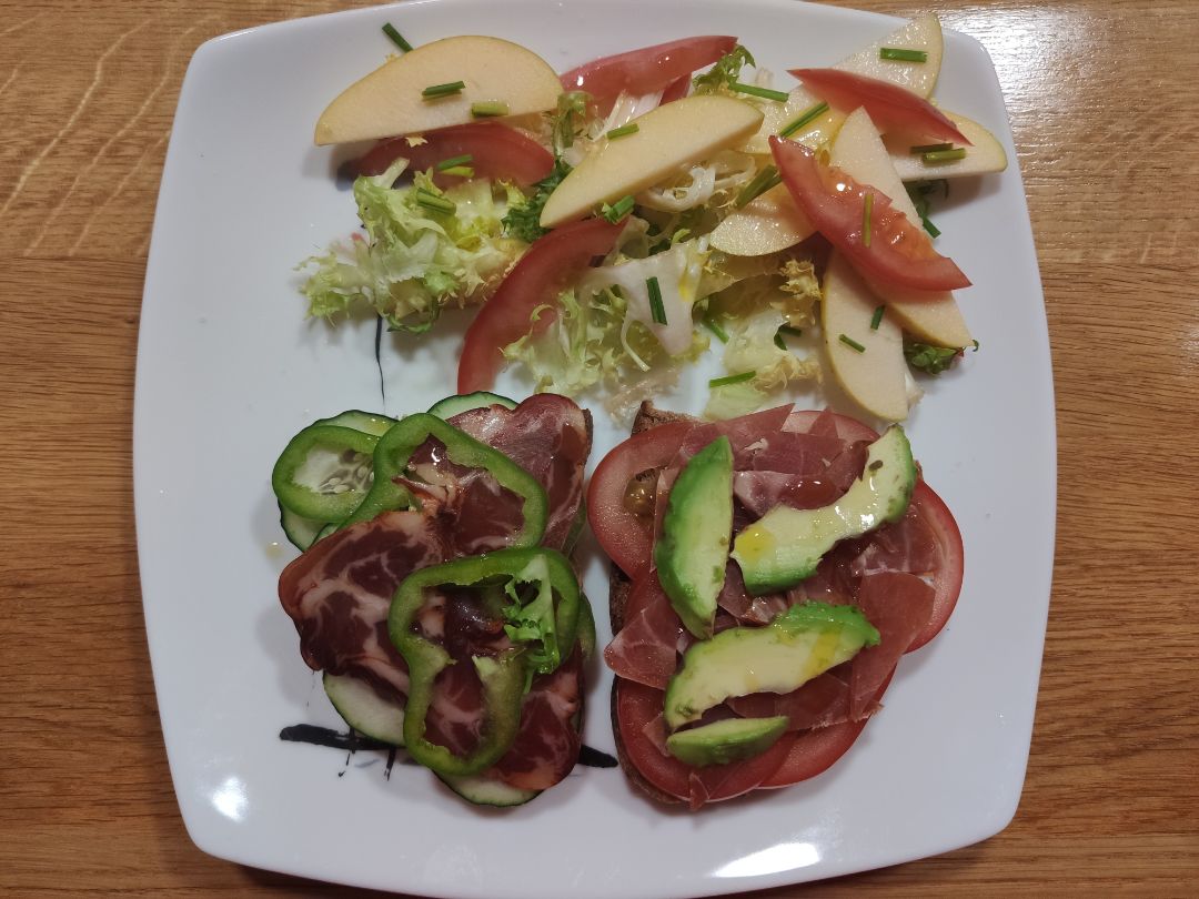 Tostas de lomo y jamón con productos de la huerta Tostas de lomo y jamón con productos de la huerta