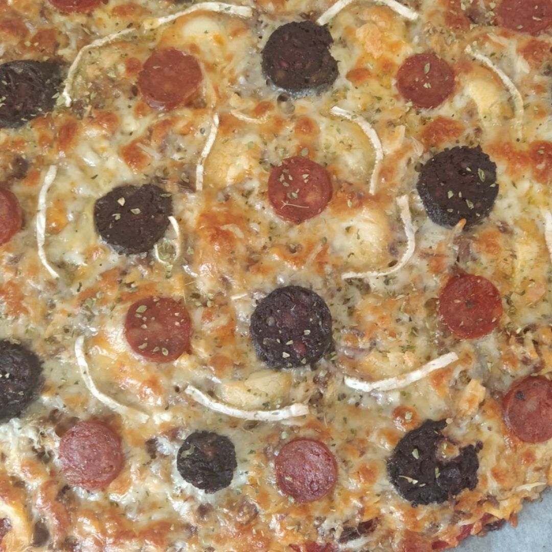 Pizza con pringá y queso de cabra Pizza con pringá y queso de cabra