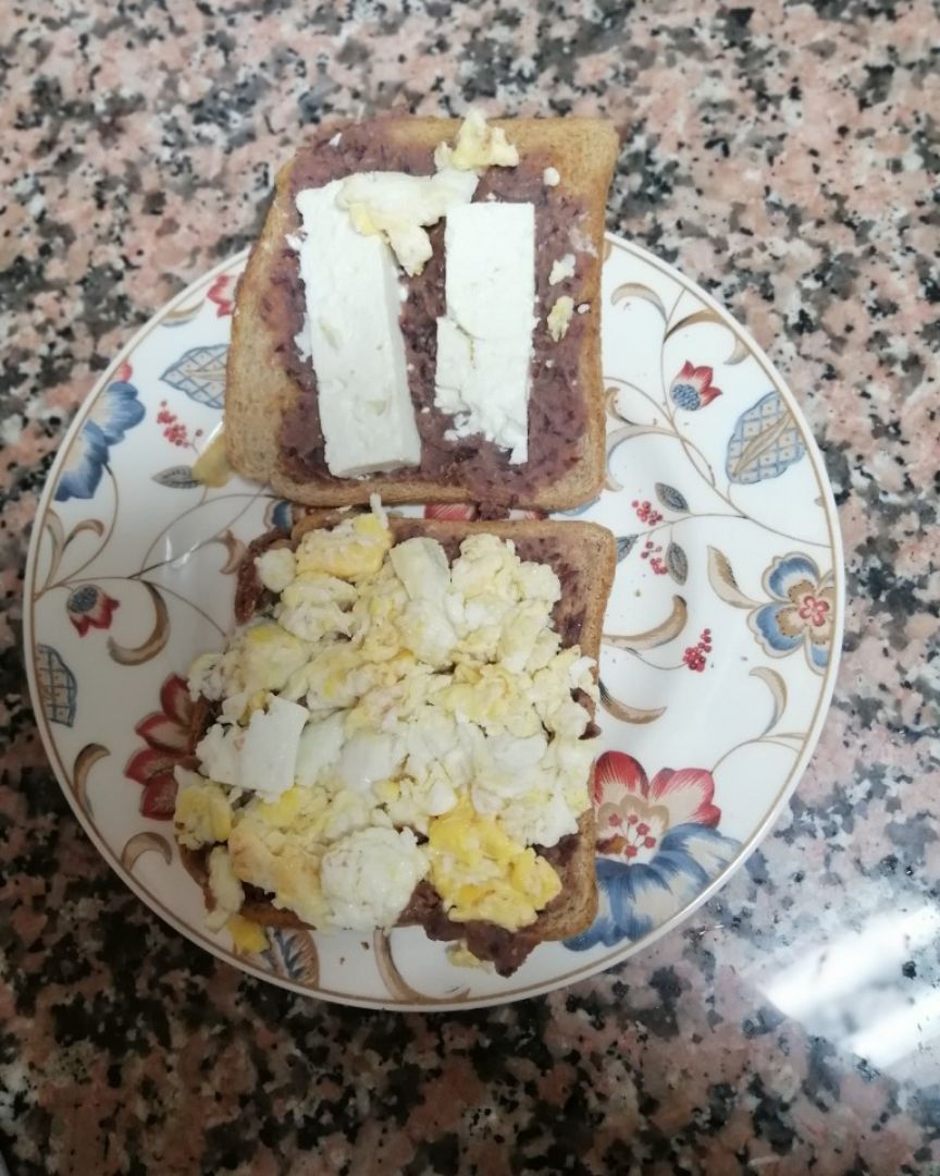 Sandwich de frijoles y huevo Sandwich de frijoles y huevo