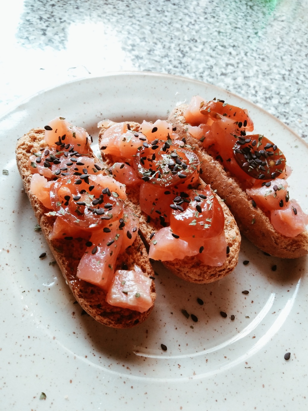 Tostadas con salmón ahumado y tomates cherry