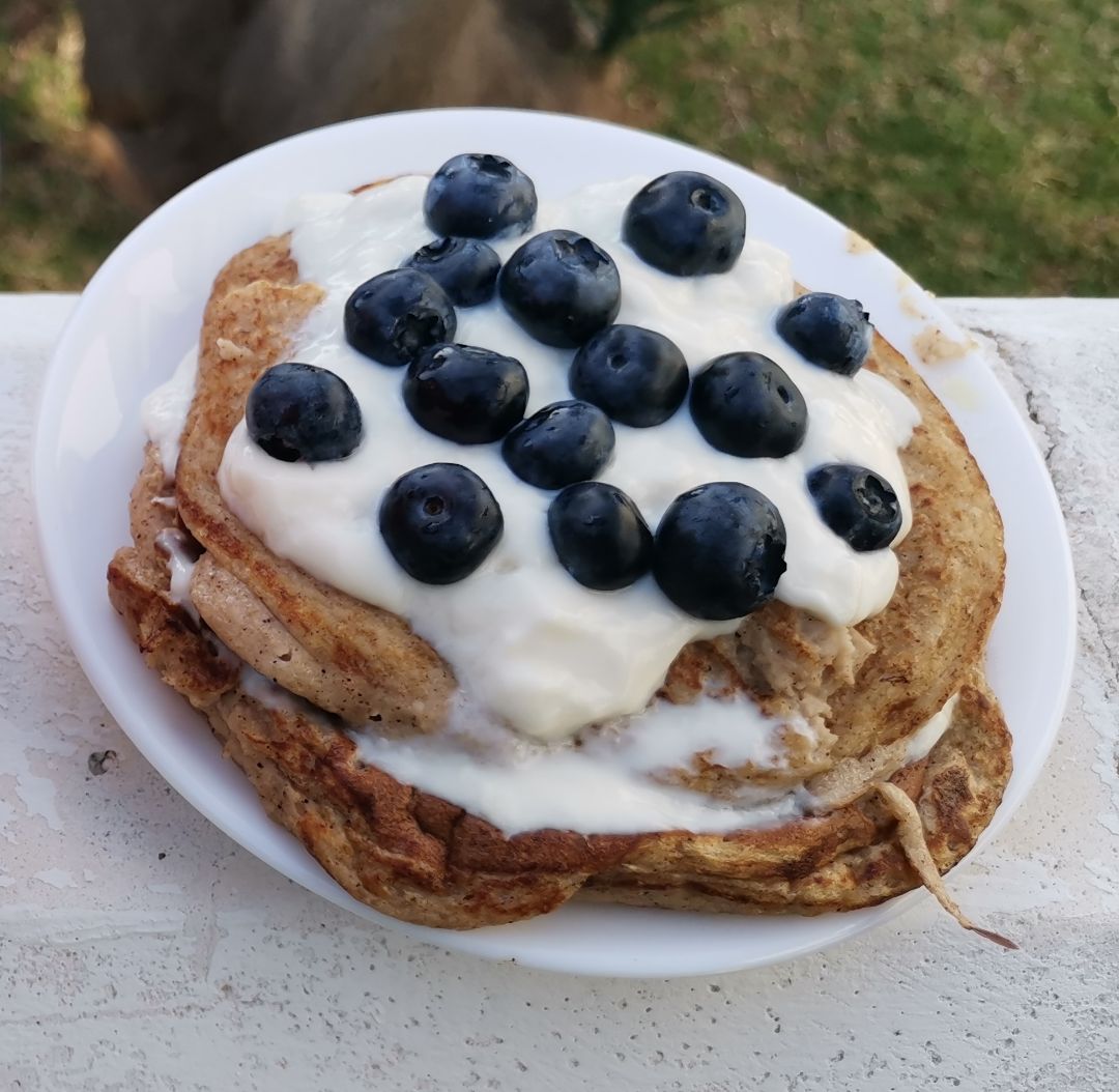 Tortitas de avena con manzana y arándanos Tortitas de avena con manzana y arándanos