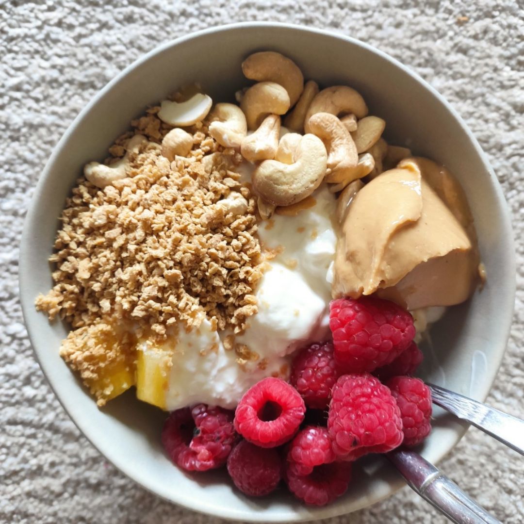 Bol de queso con sandía, frambuesas, frutos secos y soja texturizada